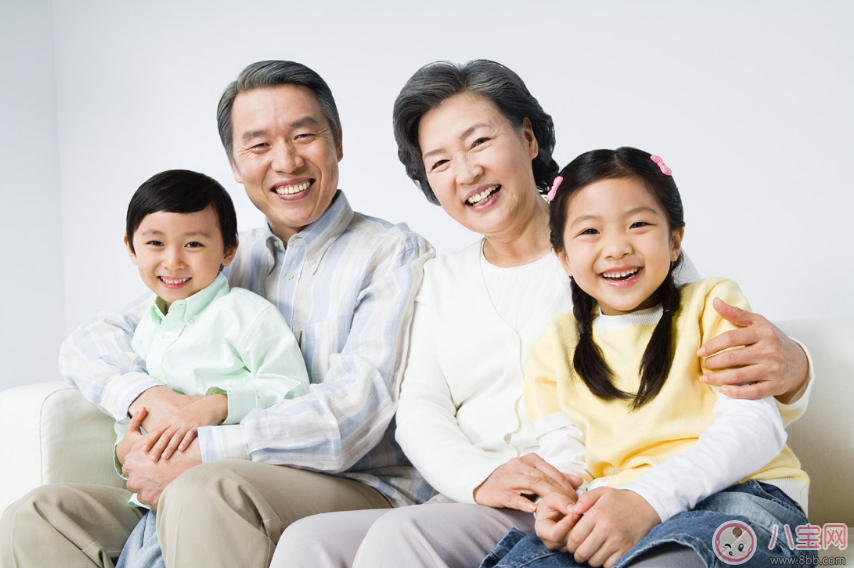 家長孩子的面撿別人的手機(jī) 父母的一言一行都會影響孩子 家長孩子的面撿別人的手機(jī) 父母的一言一行都會影響孩子