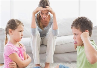 家長孩子的面撿別人的手機(jī) 父母的一言一行都會(huì)影響孩子