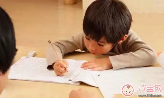 孩子害羞膽小怎么辦 膽小的孩子該如何教育(5句話鼓勵孩子) 孩子害羞膽小怎么辦 膽小的孩子該如何教育(5句話鼓勵孩子)