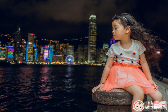 萌寶阿拉蕾垃圾丟進垃圾桶 孩子環(huán)境意識從小培養(yǎng)