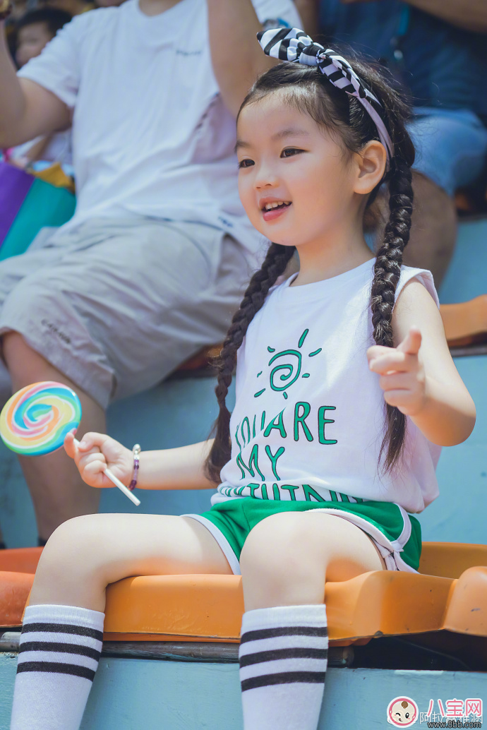 萌寶阿拉蕾垃圾丟進垃圾桶 孩子環(huán)境意識從小培養(yǎng)