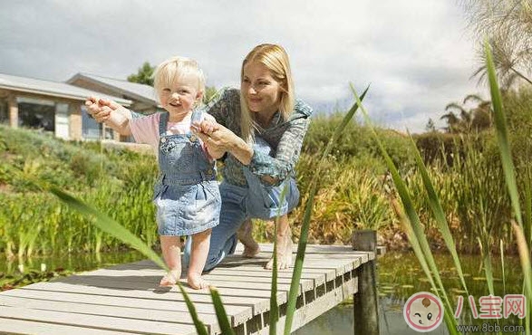 親子游戲讓寶寶輕松學(xué)會走路 寶寶練習(xí)走路親子游戲 親子游戲讓寶寶輕松學(xué)會走路 寶寶練習(xí)走路親子游戲