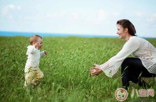 親子游戲讓寶寶輕松學(xué)會走路 寶寶練習(xí)走路親子游戲 親子游戲讓寶寶輕松學(xué)會走路 寶寶練習(xí)走路親子游戲