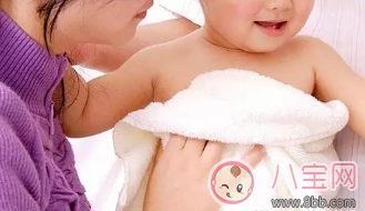 新手爸媽夏季給初生兒洗澡莫慌張 掌握方法最重要