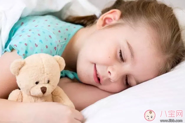 通過睡姿看性格 從小孩睡姿看性格(趴著睡的寶寶喜歡熱鬧) 通過睡姿看性格 從小孩睡姿看性格(趴著睡的寶寶喜歡熱鬧)