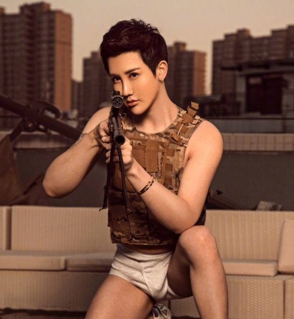 蛇精劉梓晨拍攝絕地求生COS照 內(nèi)褲造型辣眼睛