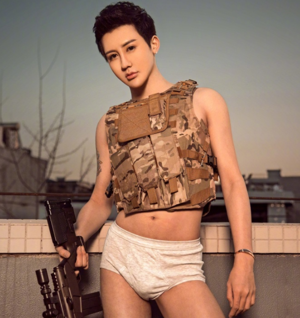 蛇精劉梓晨拍攝絕地求生COS照 內(nèi)褲造型辣眼睛