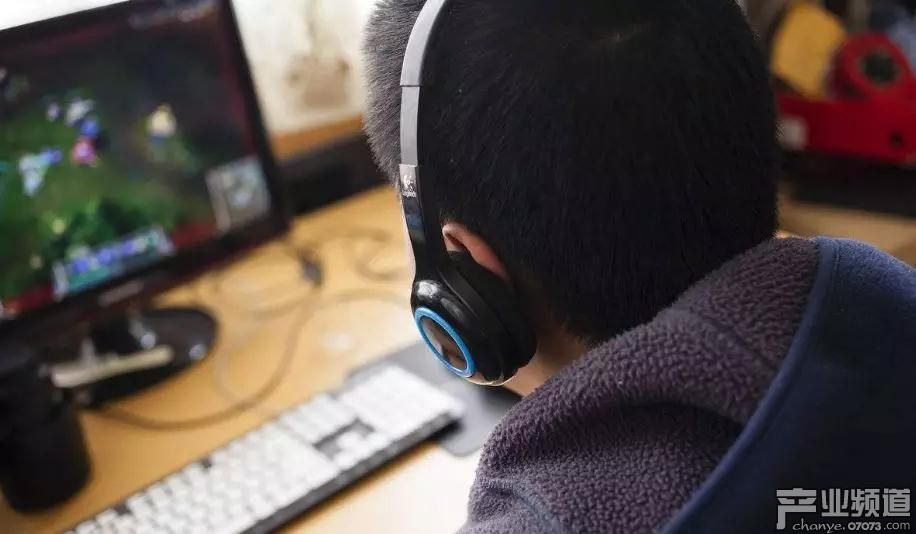 玩游戲的小學(xué)生