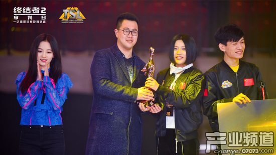 鞠婧祎和冠軍隊伍合影