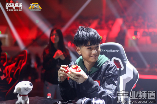 現(xiàn)場為選手打氣加油的京東吉祥物