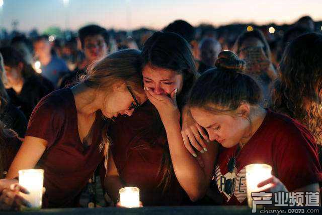 2月14日，美國佛羅里達(dá)州一高中再發(fā)恐怖槍擊案，造成17人死亡，數(shù)十人受傷。