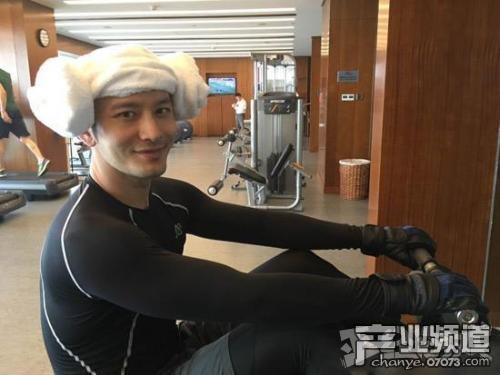 網(wǎng)友想剃個王者榮耀李白發(fā)型結(jié)果他哭了！玩家搞笑模仿游戲角色