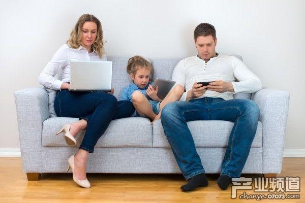 外媒:美國(guó)半數(shù)青少年承認(rèn)玩手機(jī)上癮