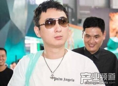 偶遇王思聰逛街 王思聰戴小紅帽為新網(wǎng)紅女友打傘歷屆女友是什么下場