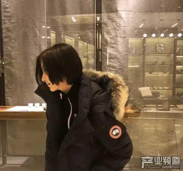 偶遇王思聰逛街 王思聰戴小紅帽為新網(wǎng)紅女友打傘歷屆女友是什么下場