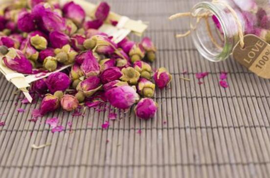 玫瑰花茶的功效，護(hù)膚防皺、增強身體機(jī)制、舒筋活血