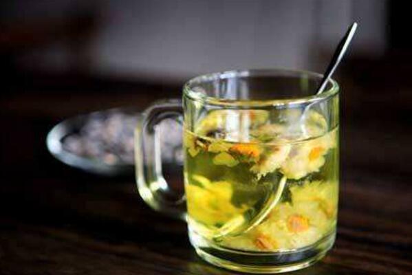 菊花茶的功效與作用及禁忌，清熱解毒、美容養(yǎng)顏