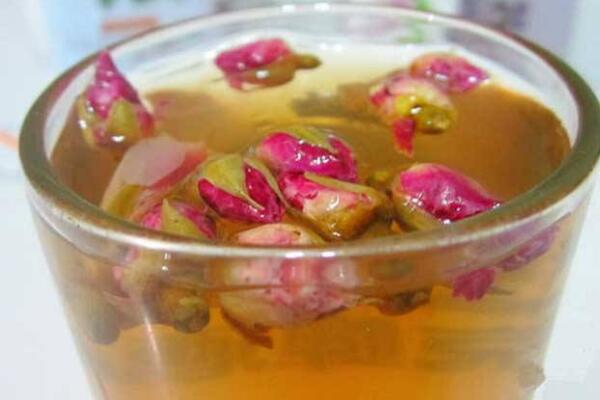 干玫瑰花泡水放幾顆，一杯茶五朵左右