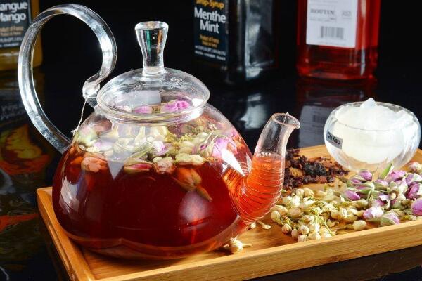 干玫瑰花泡水放幾顆，一杯茶五朵左右