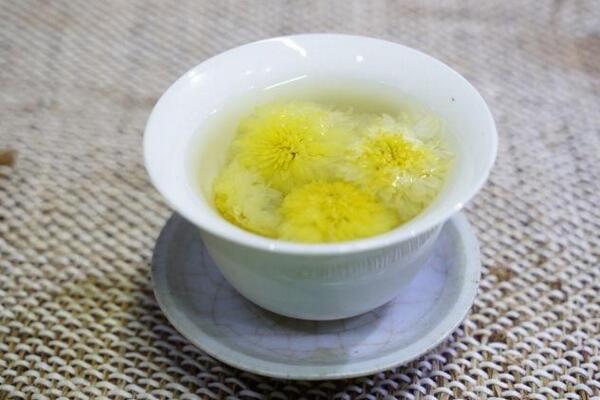 菊花茶的功效與作用及禁忌，清熱解毒、美容養(yǎng)顏