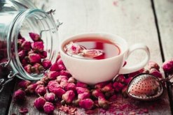 玫瑰花茶可以去斑嗎，可以祛斑不過需要堅持飲用"