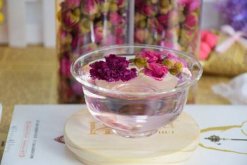 玫瑰花茶可以豐胸嗎，需要與其他食物一同搭配才行"